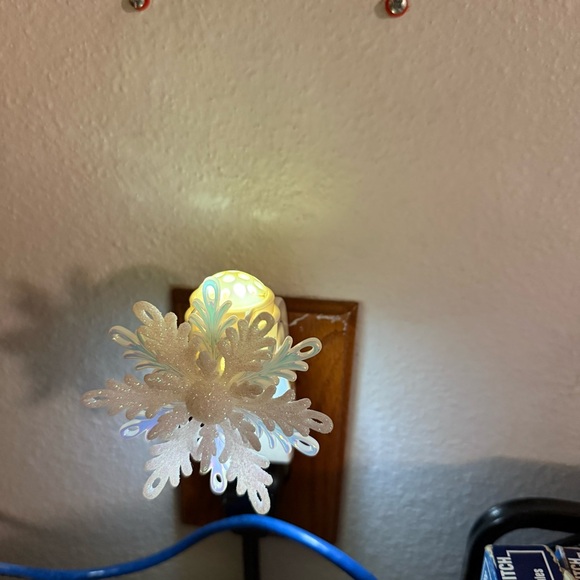 Bath & Body Works White Glitter Snowflake Wallflower - Picture 2 of 2